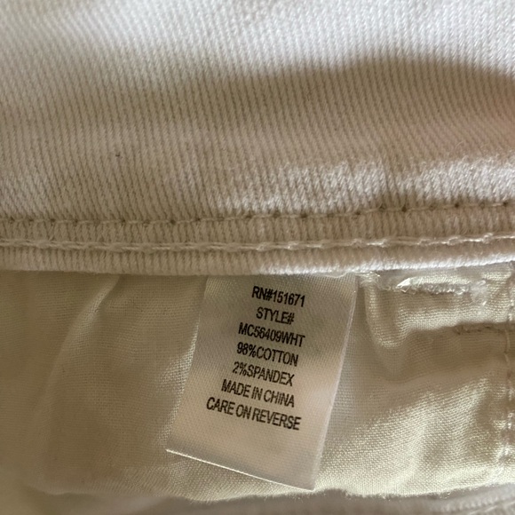 H&H by Harmony & Havoc
Size 8
Ladies White Capri Denim Jeans
Five pocket
Cuffed - Picture 5 of 5